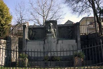 Monumento dedicato a Costantino Nigra