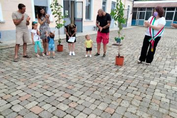 La giornata dei nuovi nati, calendarizzata per il 21 marzo, è stata riprogrammata il 26 giugno 2021, causa emergenza sanitaria.<br>Il Sindaco e l'Assessore alla Gentilezza hanno accolto nella comunità di Castelnuovo Nigra i nuovi nati, i piccoli Nicolò e Nicolas, donando loro le "Chiavi della gentilezza" e una pianta di gelso.