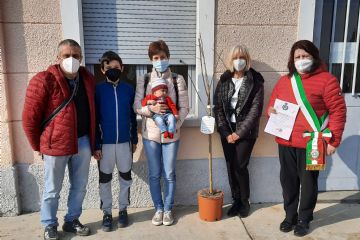 Il 19 marzo 2022 è stato accolto il piccolo Samuele nella nostra comunità, con il seguente cerimoniale:<br>"Il comune di Castelnuovo Nigra,<br>rappresentato dal sindaco, Enrica Caretto e<br>dall’Assessore alla Gentilezza, Antonella Prola,<br>intendono dare il benvenuto al piccolo Samuele<br>nella comunità di questo paese,<br>con due piccoli doni:<br>la chiave della gentilezza del paese di<br>Castelnuovo Nigra e<br>una pianta da  frutto da curare così come si devono curare<br>le relazioni con tutti coloro che si incontreranno nella vita,<br>sempre innaffiandole con gentilezza e bontà.<br>