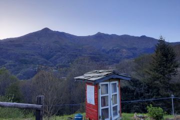 Sullo sfondo le Prealpi Verzel e Quinzeina.<br>In primo piano il servizio di bookcrossing